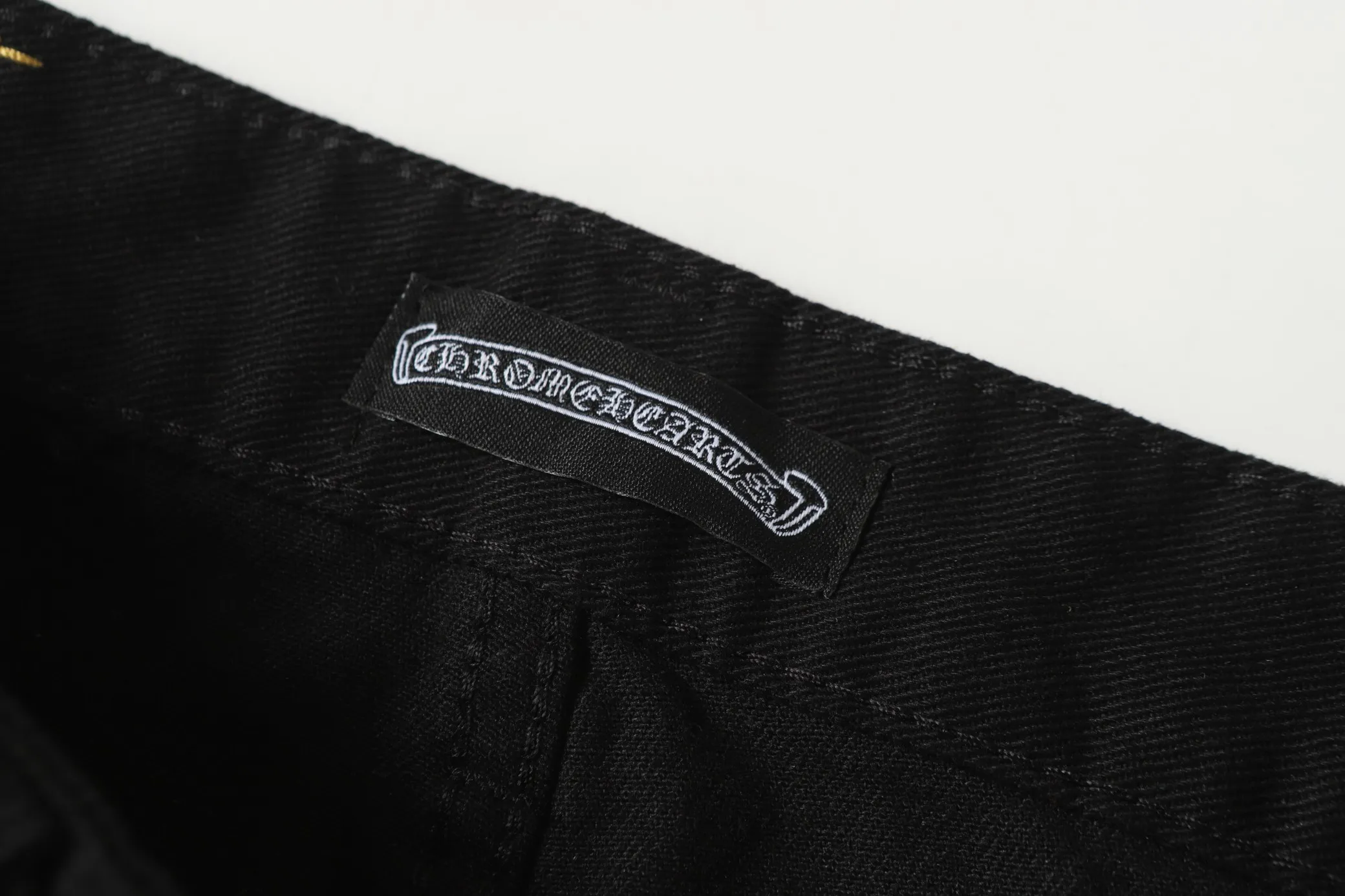 P256 Actual photo [High quality] Coding: LH007 Color: Picture color Size: S to XXXL - Chrome Hearts/Chrome Hearts Classic colored leather cross washed color cloth unisex denim trousers - Vibe style straight stacked god-level version - Carbon fine bias denim color cloth - Old vintage complete set of hardware - Chrome Hearts high version uses high ounce custom fabrics, enzyme washing and soft color fixation, soft and thick to wear The details are all produced by pure hand polishing and craftsmanship. All-over jacquard fabrics have unique design styles. Multiple processes create a full retro feel. Niche unique non-colliding shirts. Customized old spray-painted buttons. Every detail is crafted with craftsmanship. Size Pants length Waist Hips Unit cm S 98 68 100 M 99 72 104 L 100 76 108 XL 101 80 112 XXL 102 84 116 XXXL 103 88 120